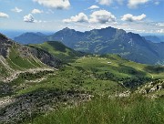 70 Vista dalla vetta della Corna Grande sulla sottostante Valle dei Mughie verso le GRigne 